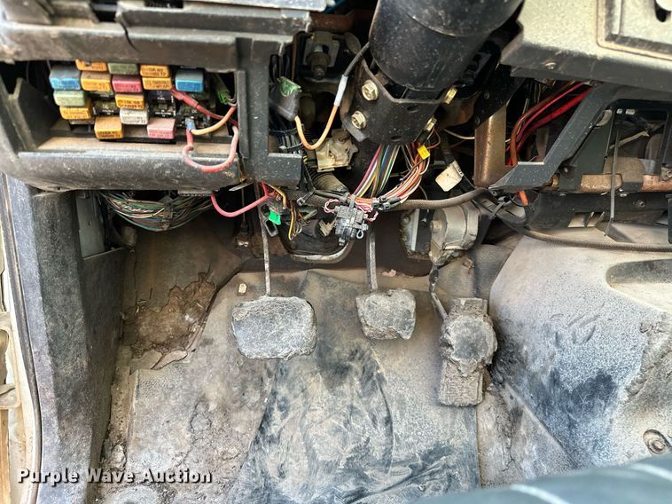 image for item NQ9471 2000 GMC C7500  oil distributor truck