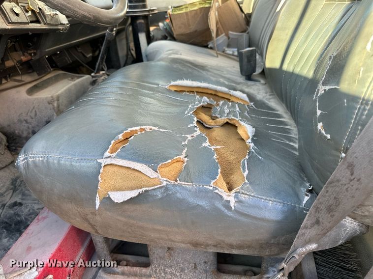 image for item NQ9471 2000 GMC C7500  oil distributor truck