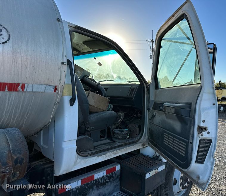 image for item NQ9471 2000 GMC C7500  oil distributor truck