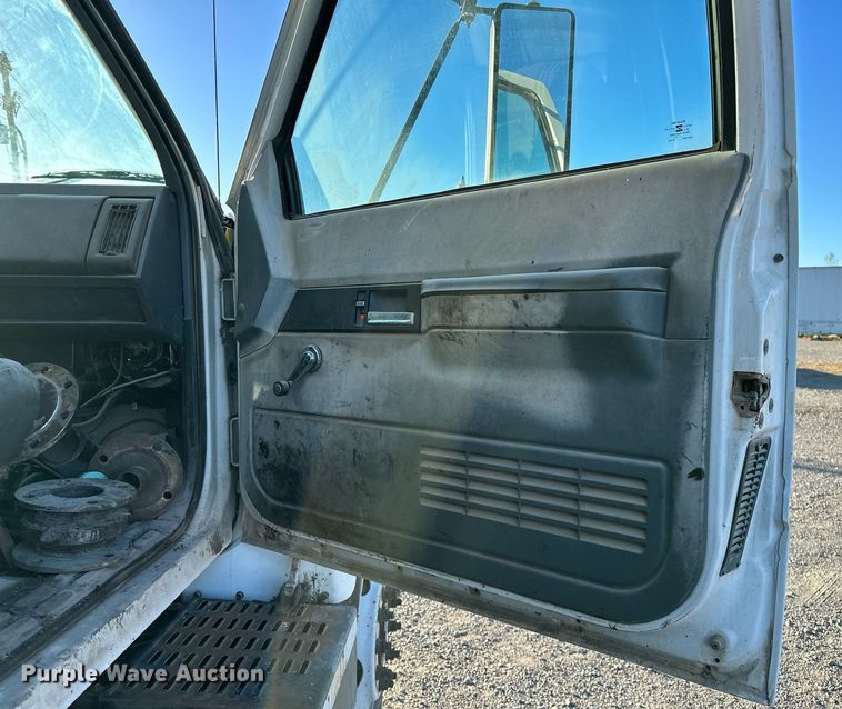 image for item NQ9471 2000 GMC C7500  oil distributor truck