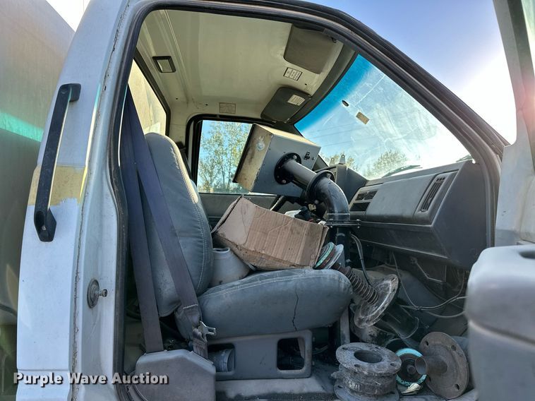 image for item NQ9471 2000 GMC C7500  oil distributor truck