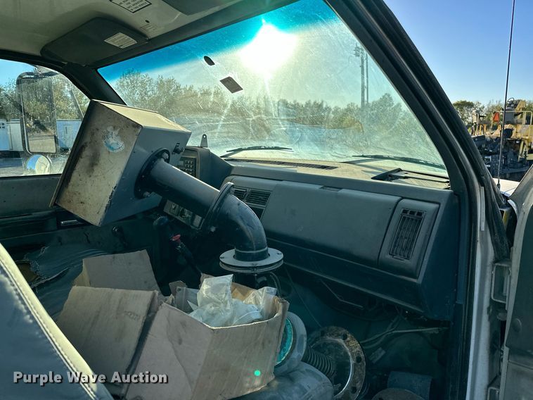 image for item NQ9471 2000 GMC C7500  oil distributor truck