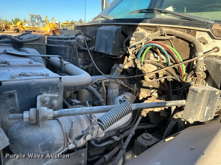 image for item NQ9471 2000 GMC C7500  oil distributor truck