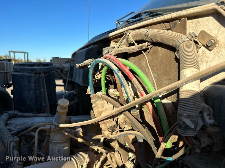 image for item NQ9471 2000 GMC C7500  oil distributor truck