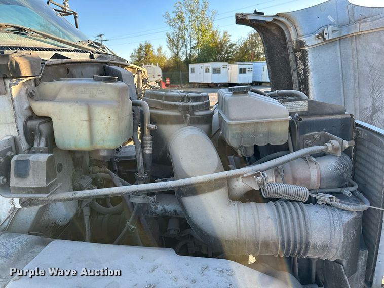 image for item NQ9471 2000 GMC C7500  oil distributor truck