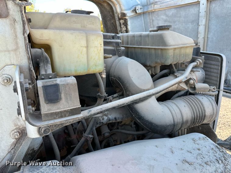 image for item NQ9471 2000 GMC C7500  oil distributor truck