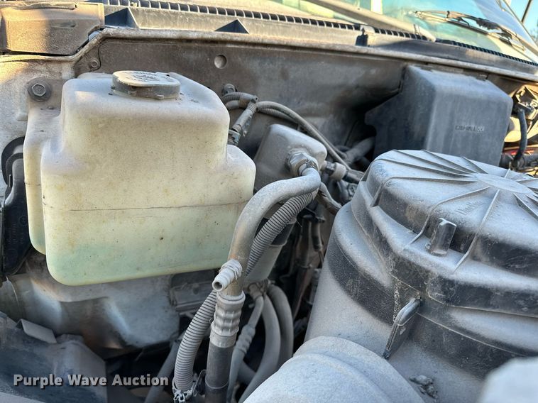 image for item NQ9471 2000 GMC C7500  oil distributor truck