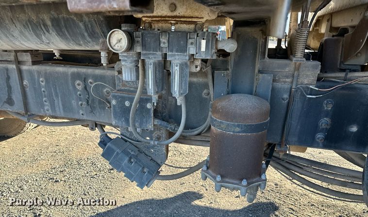 image for item NQ9471 2000 GMC C7500  oil distributor truck