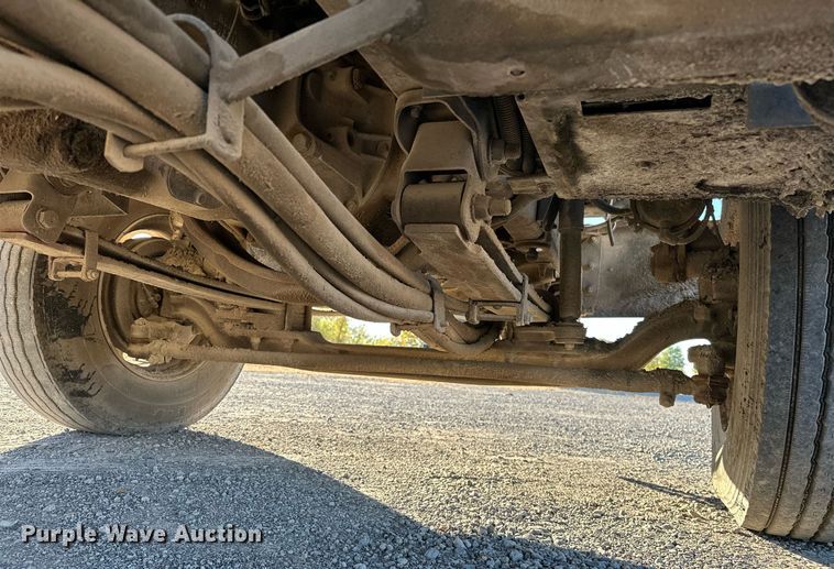 image for item NQ9471 2000 GMC C7500  oil distributor truck