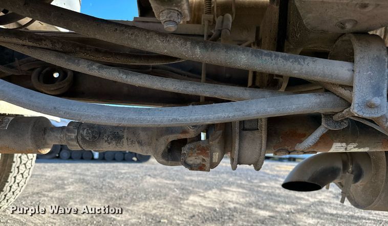 image for item NQ9471 2000 GMC C7500  oil distributor truck