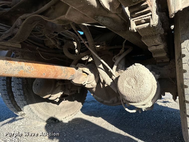 image for item NQ9471 2000 GMC C7500  oil distributor truck