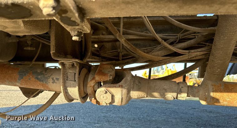 image for item NQ9471 2000 GMC C7500  oil distributor truck