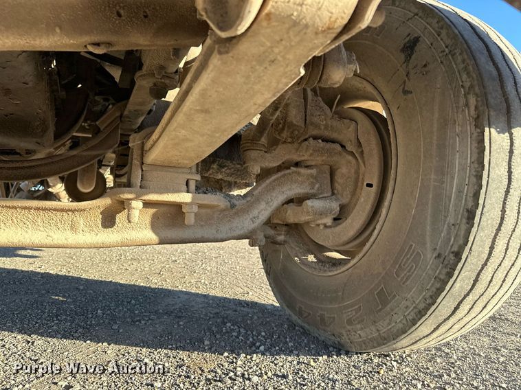 image for item NQ9471 2000 GMC C7500  oil distributor truck