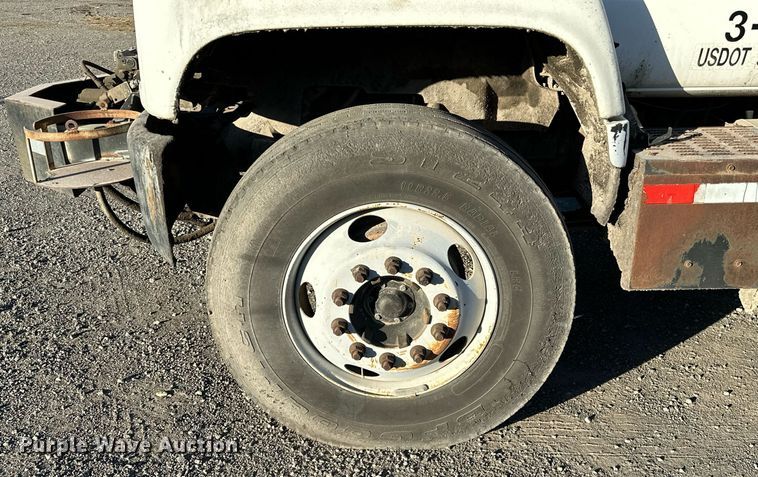 image for item NQ9471 2000 GMC C7500  oil distributor truck