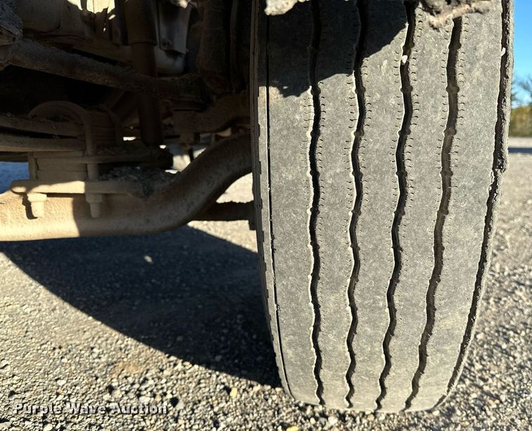 image for item NQ9471 2000 GMC C7500  oil distributor truck