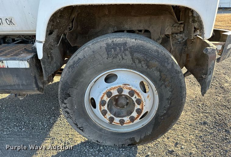 image for item NQ9471 2000 GMC C7500  oil distributor truck