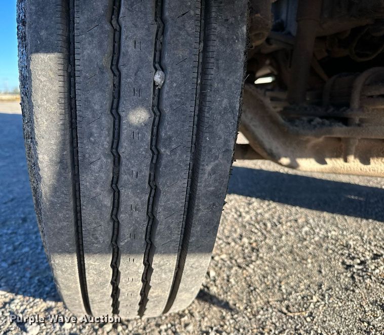 image for item NQ9471 2000 GMC C7500  oil distributor truck