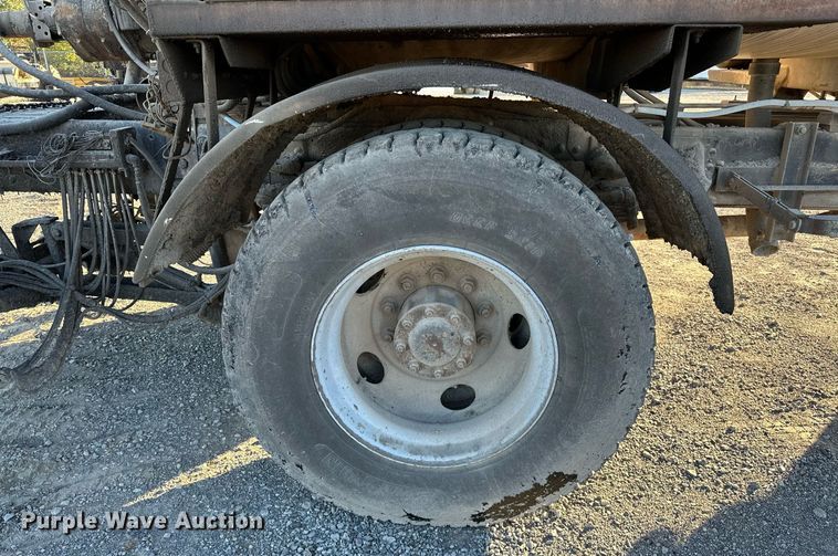 image for item NQ9471 2000 GMC C7500  oil distributor truck