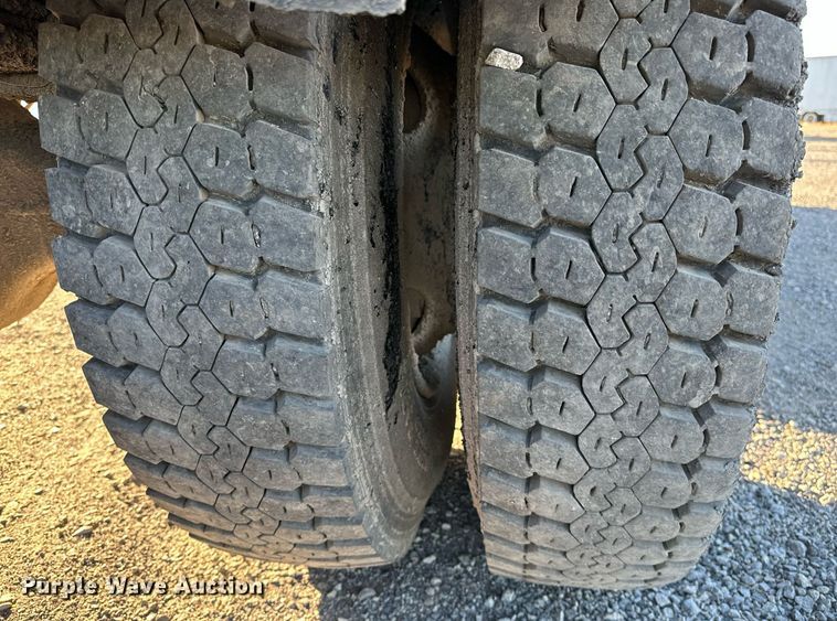 image for item NQ9471 2000 GMC C7500  oil distributor truck