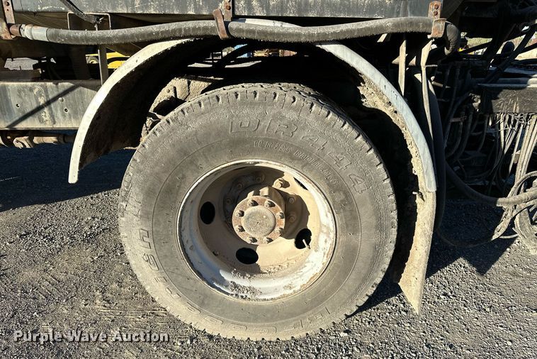 image for item NQ9471 2000 GMC C7500  oil distributor truck