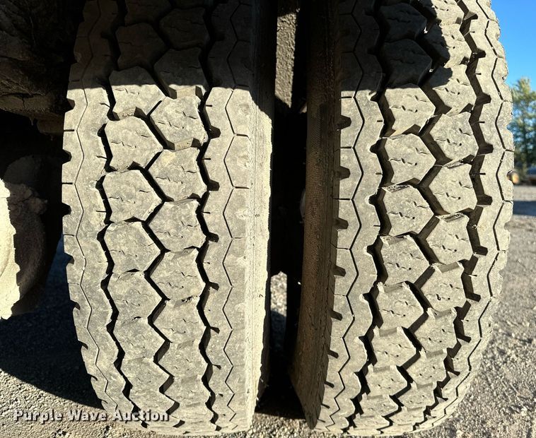 image for item NQ9471 2000 GMC C7500  oil distributor truck