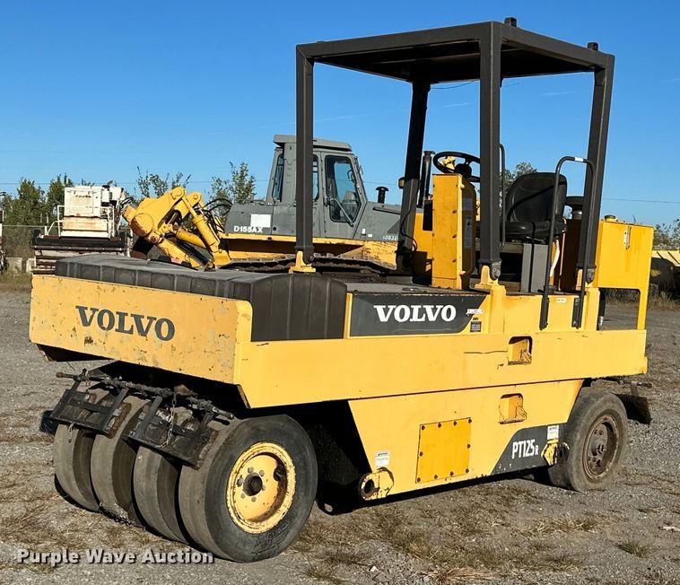 image for item NQ9472 Volvo PT125R  pneumatic roller