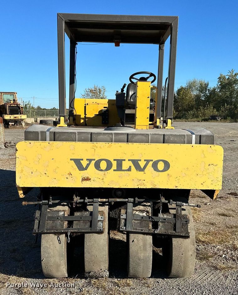 image for item NQ9472 Volvo PT125R  pneumatic roller