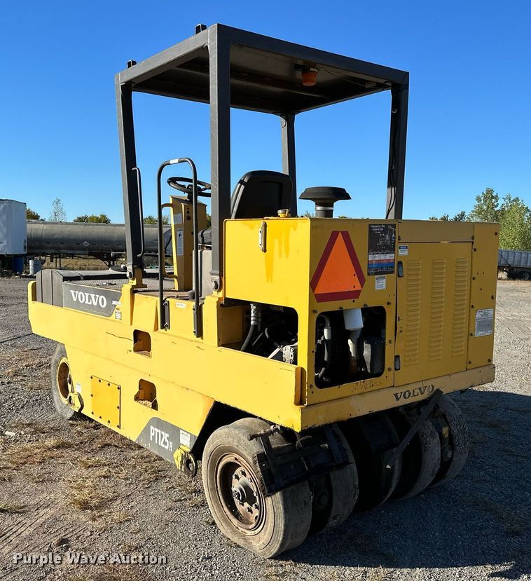 image for item NQ9472 Volvo PT125R  pneumatic roller