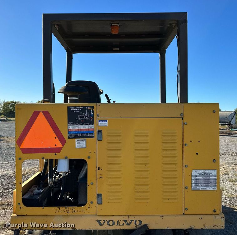 image for item NQ9472 Volvo PT125R  pneumatic roller