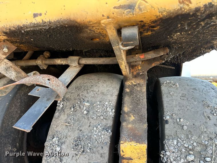 image for item NQ9472 Volvo PT125R  pneumatic roller