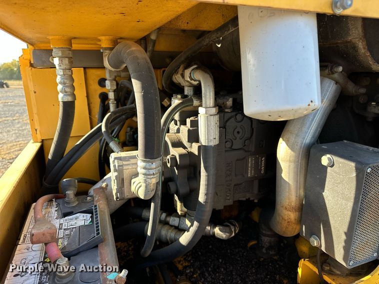 image for item NQ9472 Volvo PT125R  pneumatic roller