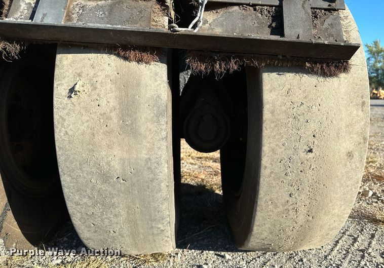 image for item NQ9472 Volvo PT125R  pneumatic roller