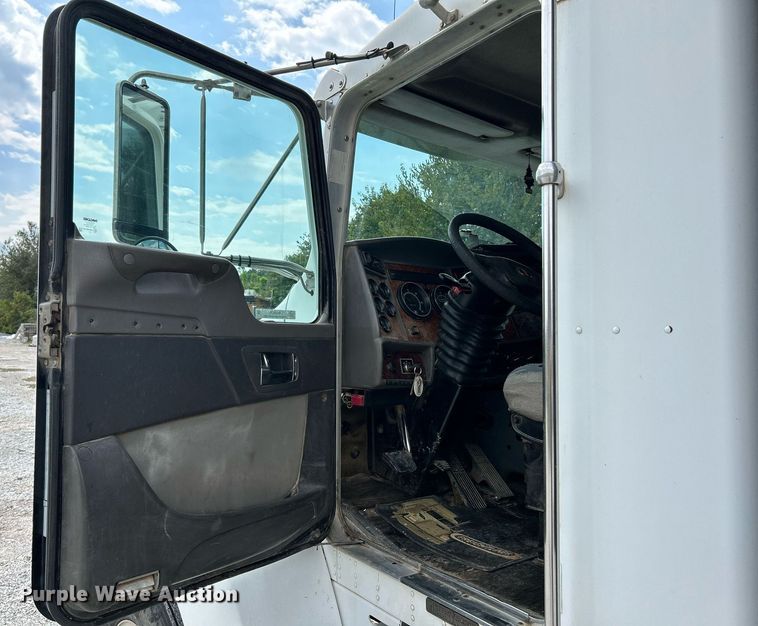 image for item NQ9836 2007 Kenworth T300  dump truck