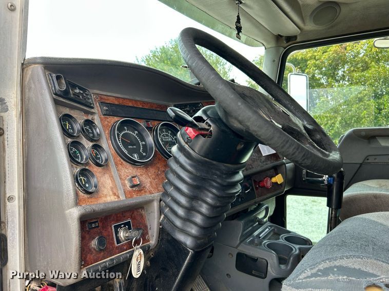 image for item NQ9836 2007 Kenworth T300  dump truck