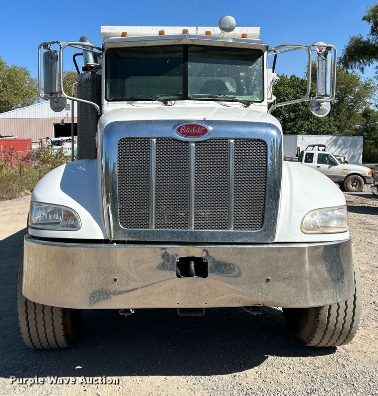 image for item NQ9920 2007 Peterbilt 335  dump truck