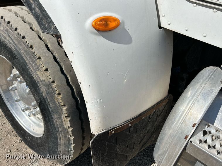 image for item NQ9920 2007 Peterbilt 335  dump truck