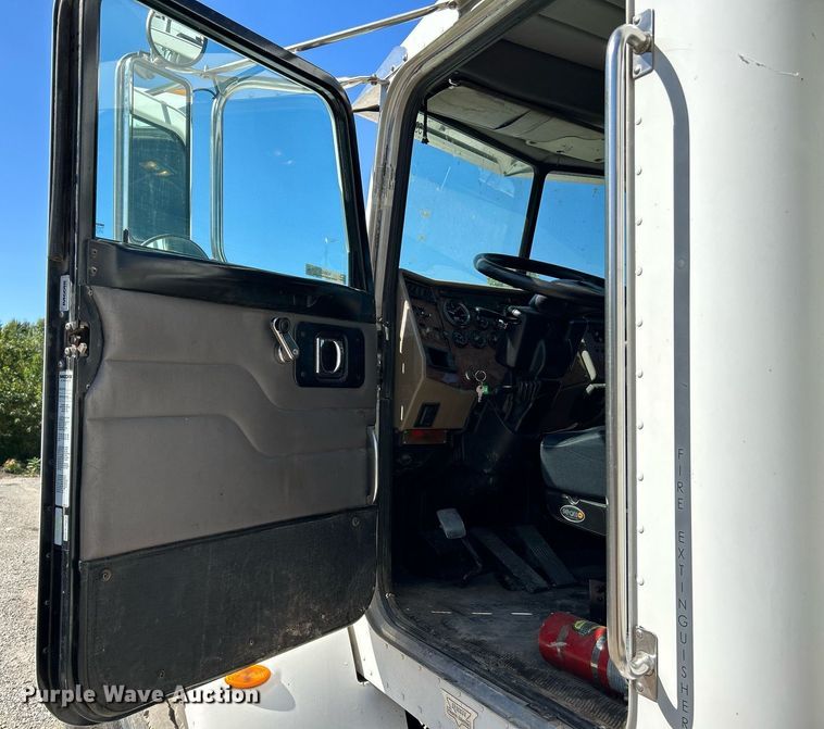 image for item NQ9920 2007 Peterbilt 335  dump truck