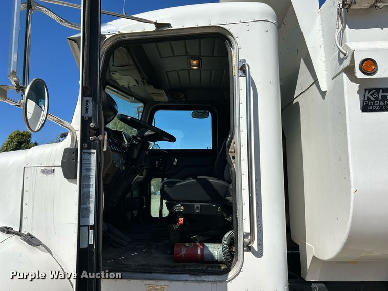 image for item NQ9920 2007 Peterbilt 335  dump truck