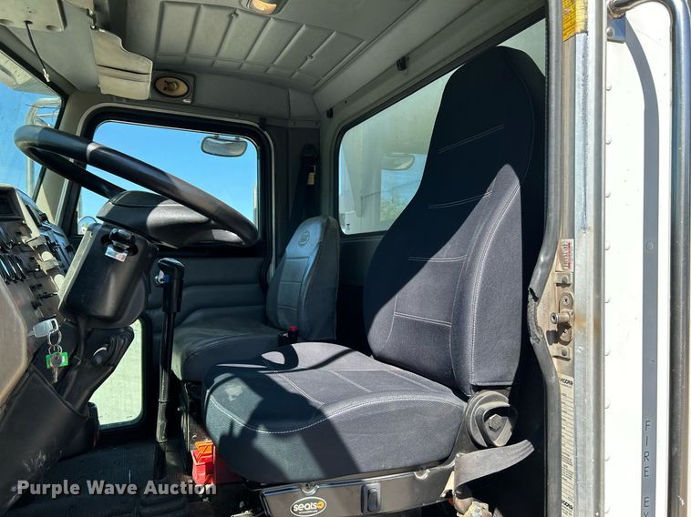 image for item NQ9920 2007 Peterbilt 335  dump truck