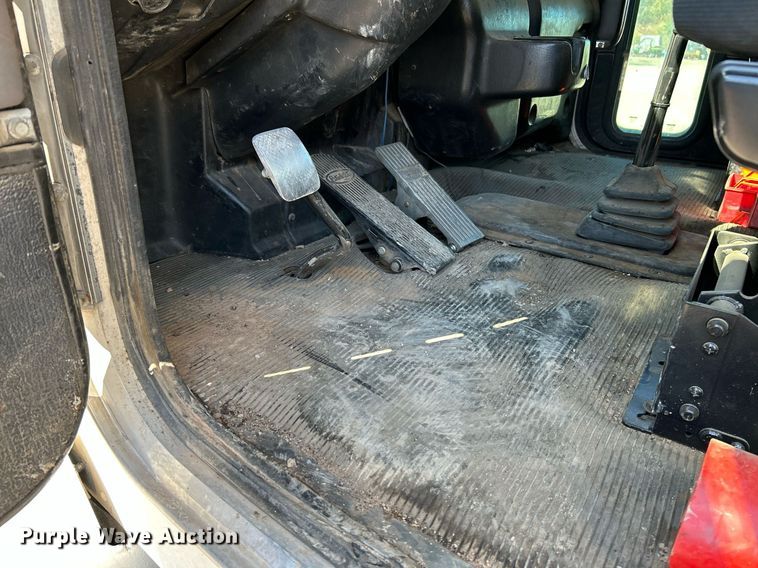 image for item NQ9920 2007 Peterbilt 335  dump truck