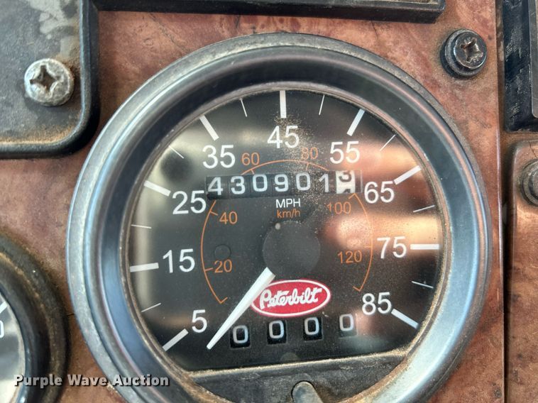 image for item NQ9920 2007 Peterbilt 335  dump truck