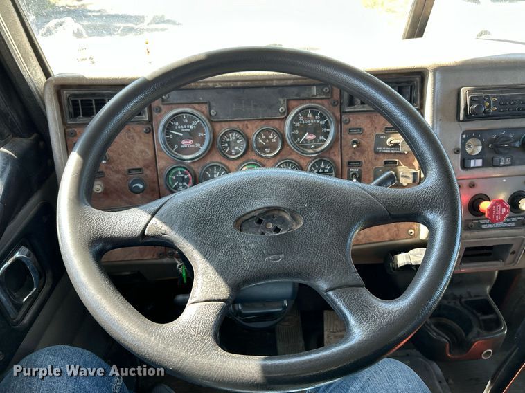 image for item NQ9920 2007 Peterbilt 335  dump truck