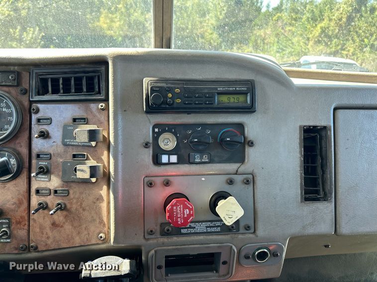 image for item NQ9920 2007 Peterbilt 335  dump truck