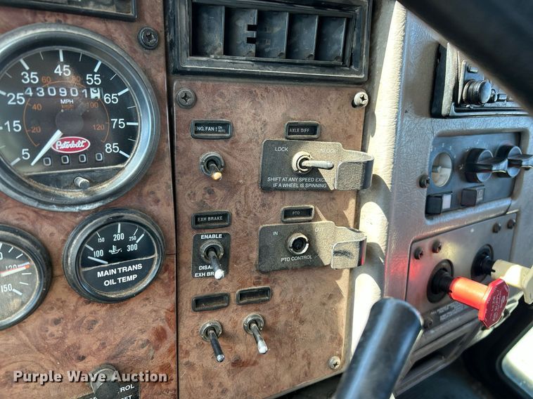 image for item NQ9920 2007 Peterbilt 335  dump truck