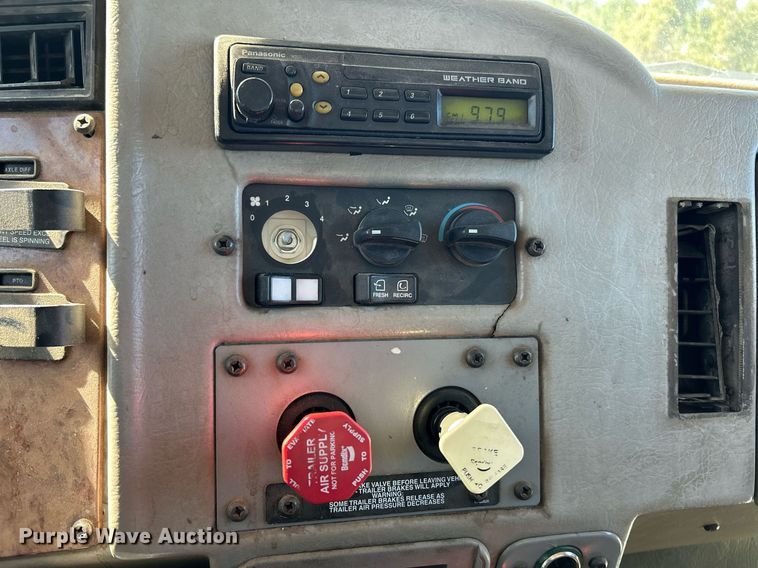 image for item NQ9920 2007 Peterbilt 335  dump truck