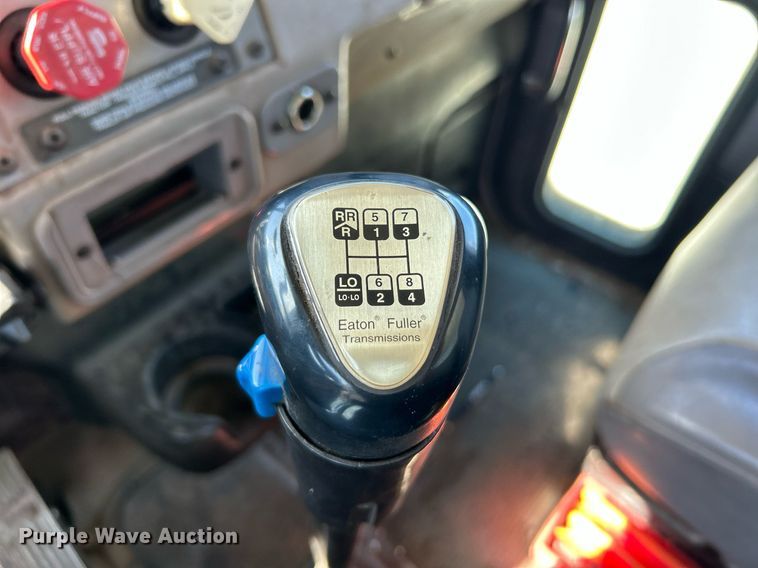 image for item NQ9920 2007 Peterbilt 335  dump truck