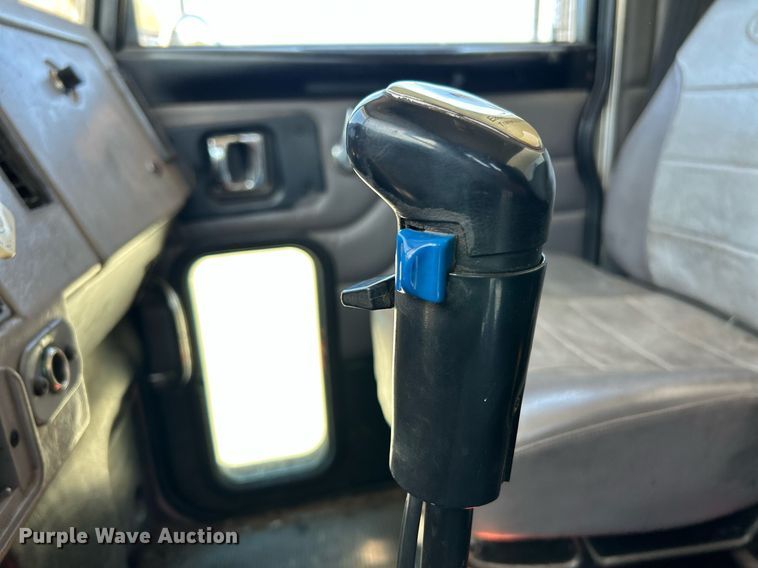 image for item NQ9920 2007 Peterbilt 335  dump truck