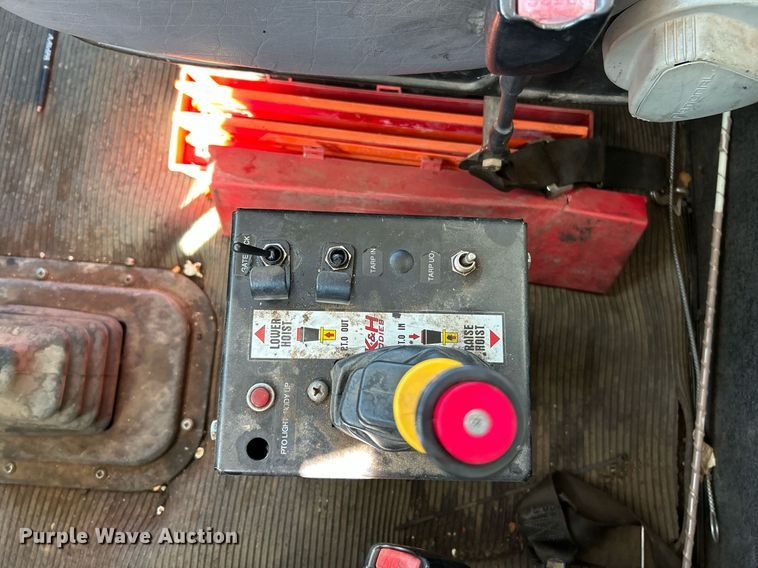 image for item NQ9920 2007 Peterbilt 335  dump truck