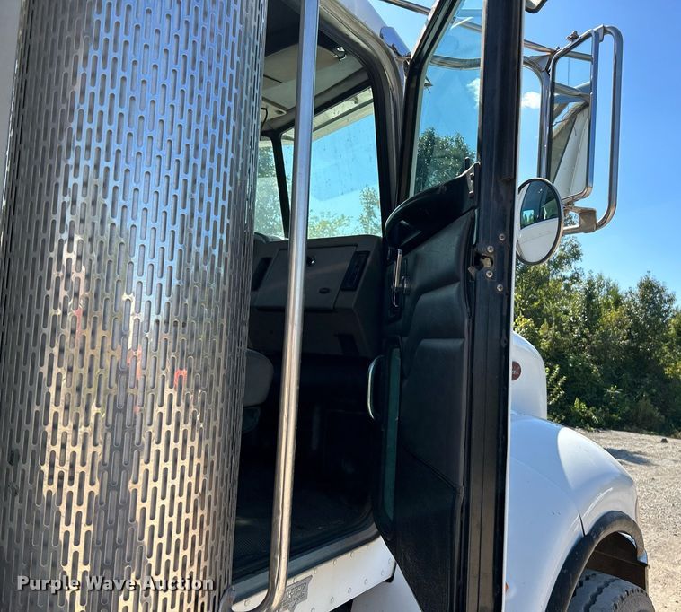 image for item NQ9920 2007 Peterbilt 335  dump truck