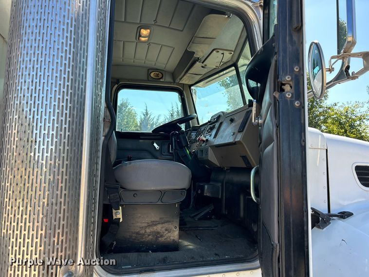 image for item NQ9920 2007 Peterbilt 335  dump truck